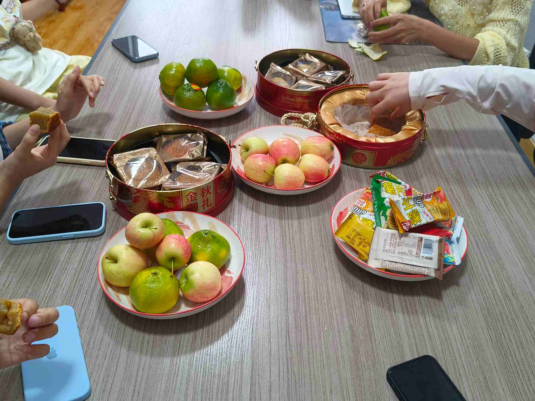 জেমিজিয়া একটি উষ্ণ বিকেলে চা ধরে