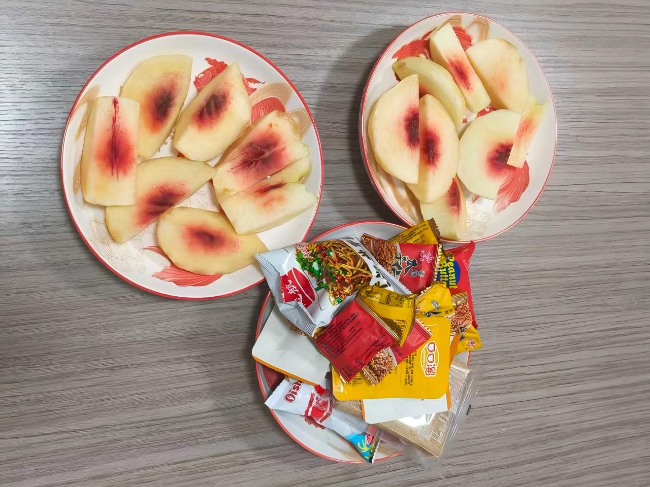 পীচ এবং স্ন্যাকস জেমিজিয়ার বিকেলে চালিত