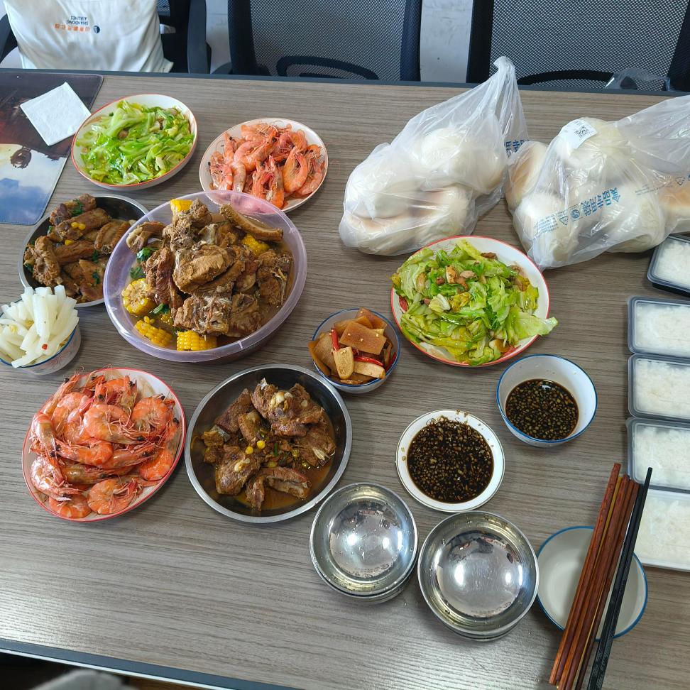 বসরা সবার জন্য দুপুরের খাবার রান্না করে!