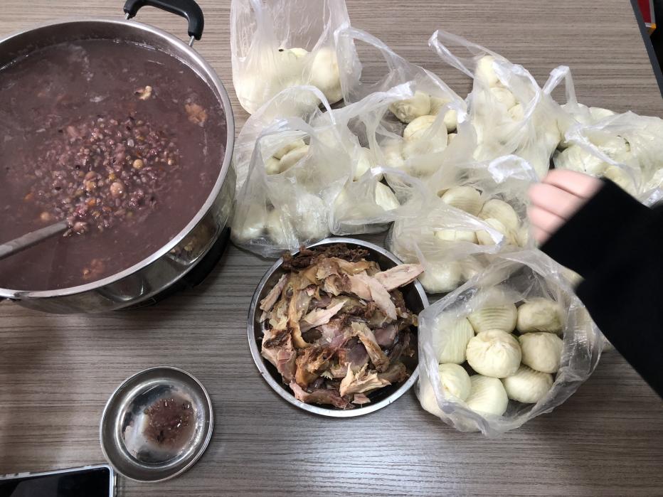 জেমেইজিয়া কর্মচারীরা লাবা উৎসব উদযাপন করছে