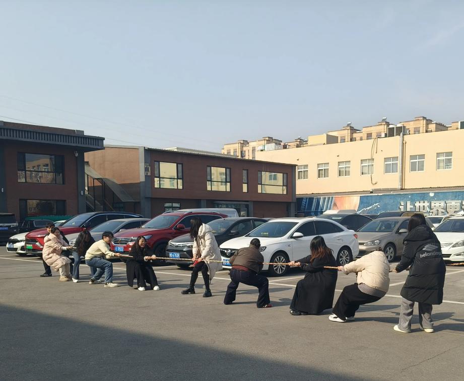 জেমেইজিয়ায় দুপুর টাগ-অফ-ওয়ার এবং জাম্প রোপ